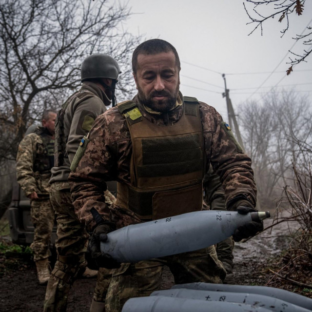 Ukrajinski vojnici s granatama od 122mm