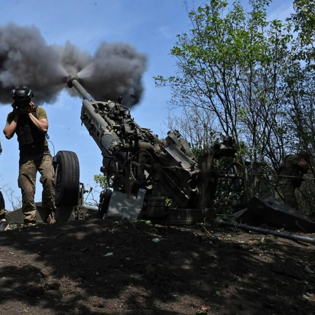 Ukrajinski vojnici pucaju iz haubice M777/Arhivska fotografija