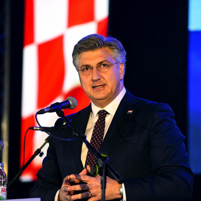 Andrej Plenković u Karlovcu drži govor karakterističan za početak kampanje