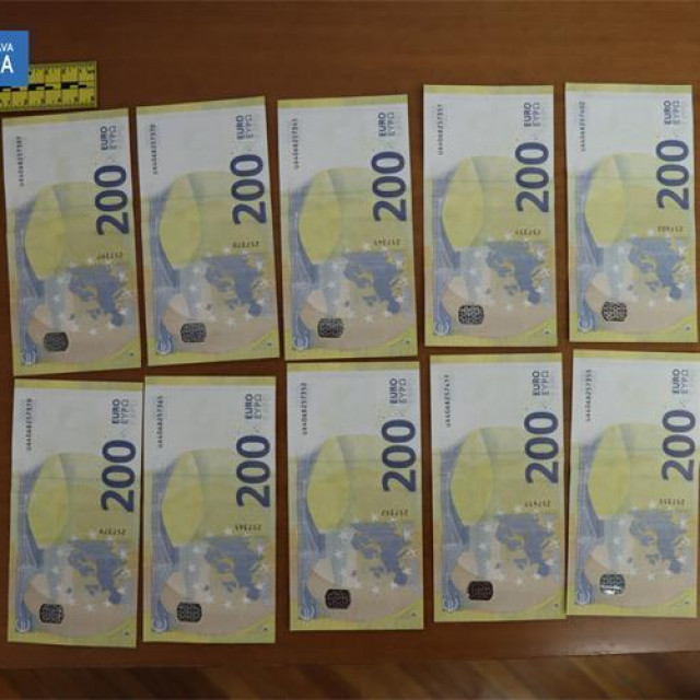 ilustrativna fotografija lažnih eura