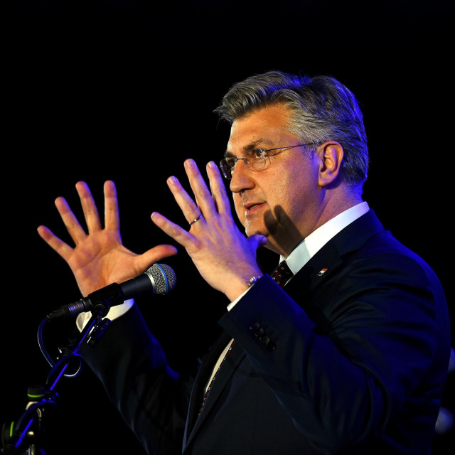 Premijer Pleković drži govor povodom 34. obljetnice osnutka HDZ-a u Karlovcu