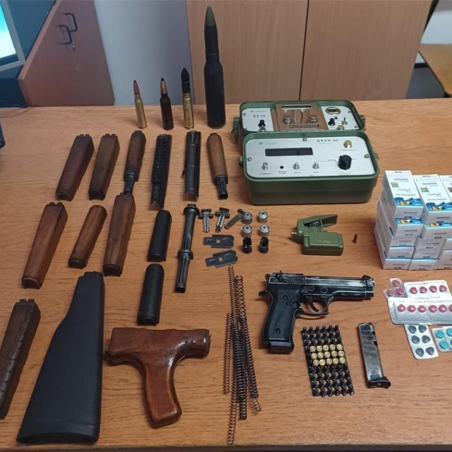 Policija u Jarmini oduzela oružje, streljivo i tablete za impotenciju