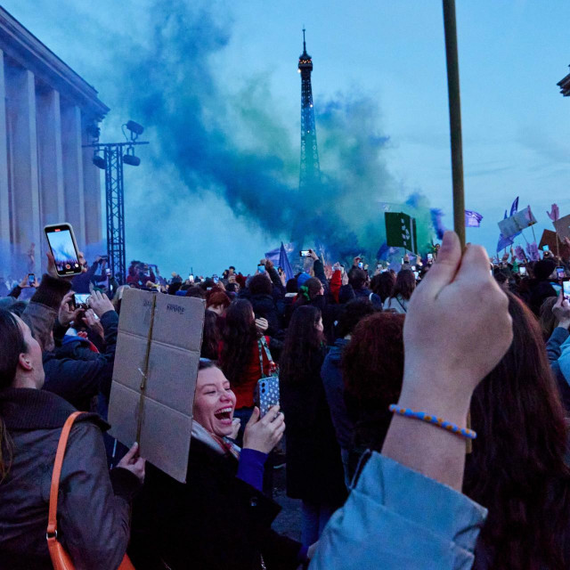 Žene u središtu Pariza slave veliki trenutak - pravo na pobačaj upisano je u Ustav
