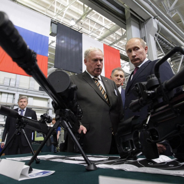 Vladimir Putin u posjetu tvornici oružja, arhivska snimka