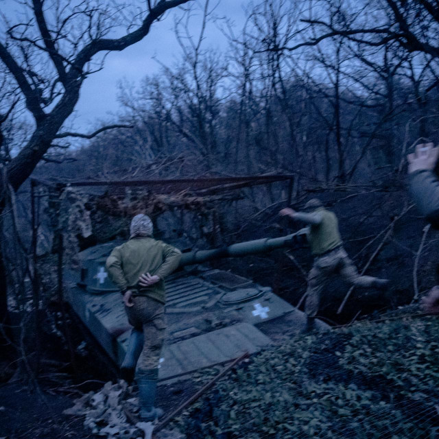 Ukrajinski vojnici pripremaju napad na ruske pozicije kraj Bahmuta

 