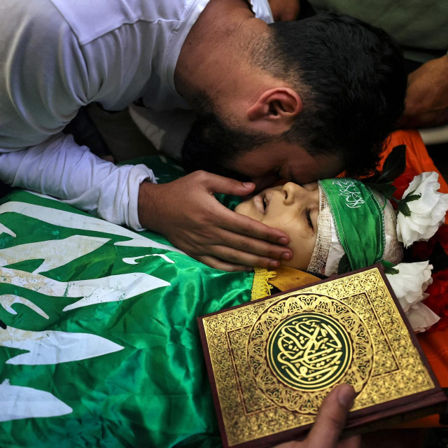 Rodbina oplakuje smrt dječaka (10), ubijenog u izraelskim napadima u blizinu Nablusa