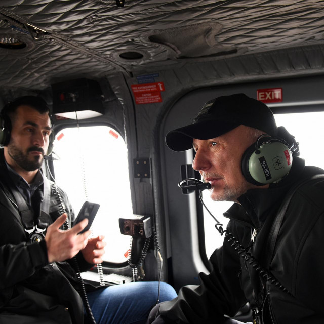 Ministar Davor Bozinovic u policijskom helikopteru.
 