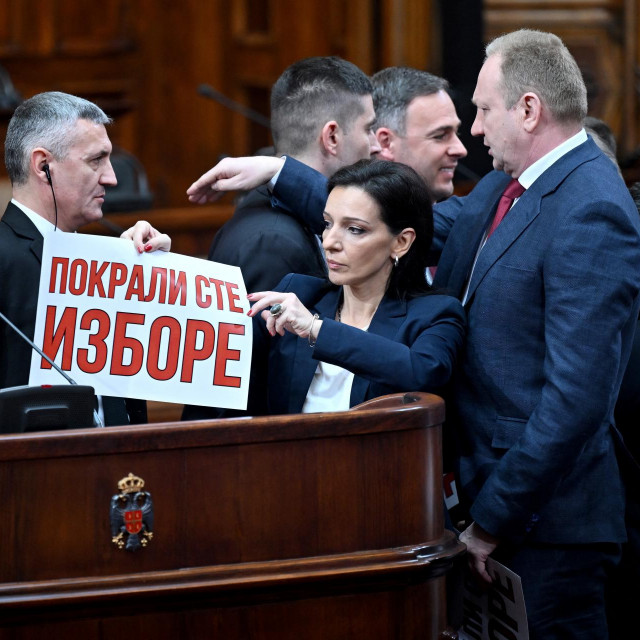 &lt;p&gt;Zastupnica u Skupštini Beograda Marinika Tepić drži natpis na kojem piše ”ukrali ste izbore”&lt;/p&gt;