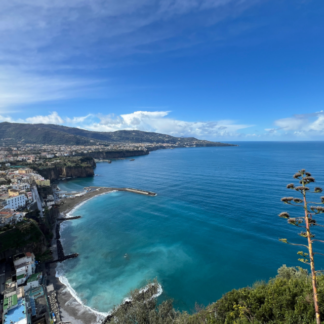 Petesetak kilometara obale duž južnog poluotoka Sorrentina, koji čini južni dio napuljskog zaljeva, među najljepšim je na svijetu