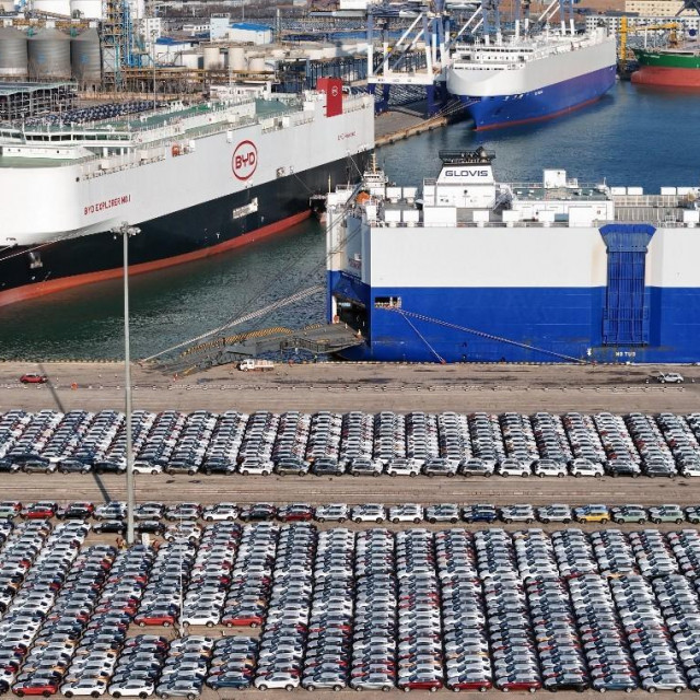 Kineski automobili čekaju izvoz u luci Yantai 