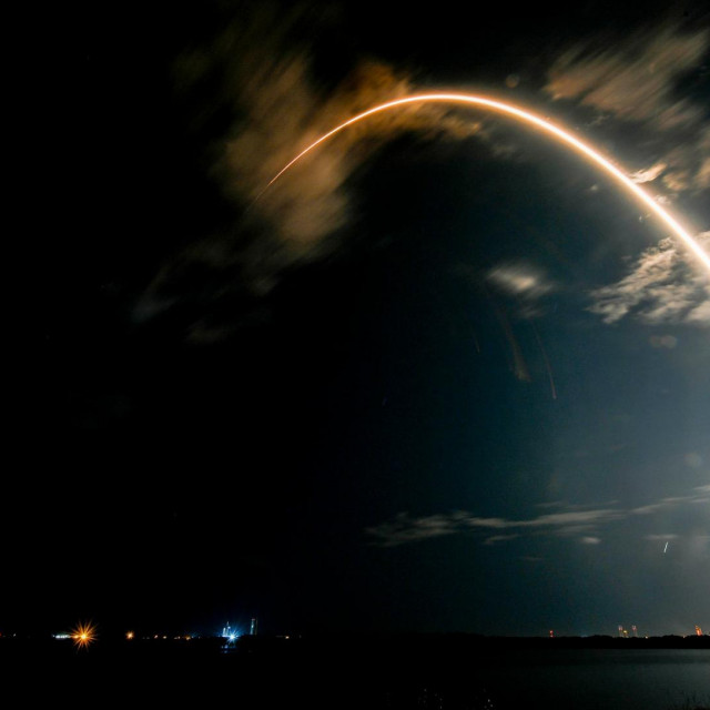 Lansiranje Space X Falcon rakete koja sa sobom nosi i Starlinkove satelite