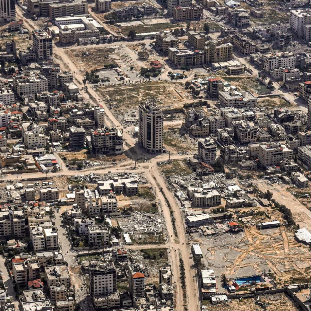 Uništene zgrade u Pojasu Gaze i ”urezana” Davidova zvijezda na tlu