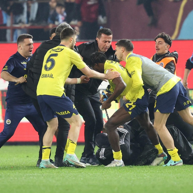 Na utakmici između Fenerbahçea i Trabzonspora došlo je do okršaja između navijača i igrača