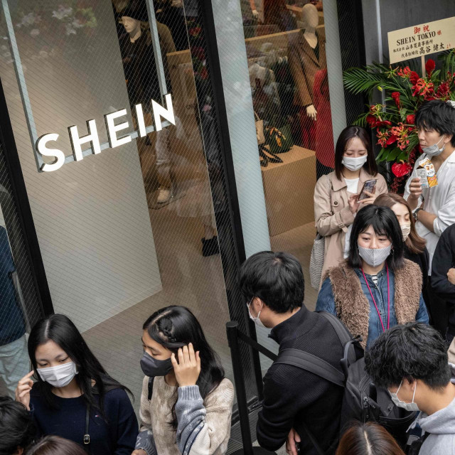 Kupci stoje u redu ispred prvog pop-up storea kineskog trgovca Shein u Parizu