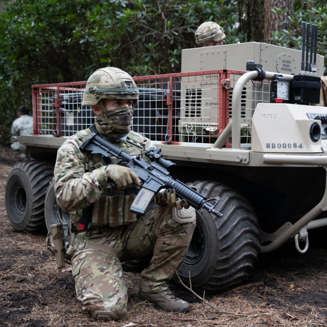 Vojnik pokraj borbenog vozila bez posade