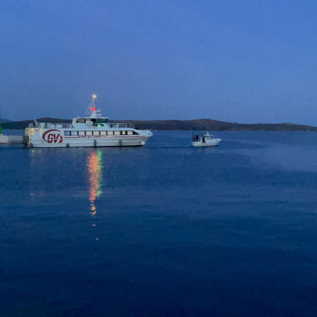 Brodić spašava katamaran na Dugom otoku