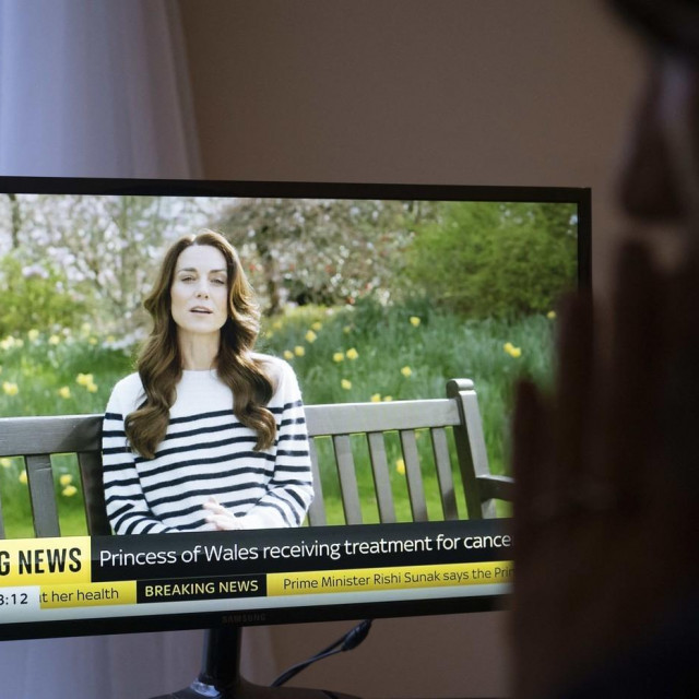 Breaking news na televiziji dok Princeza od Walesa objavljuje da ima rak