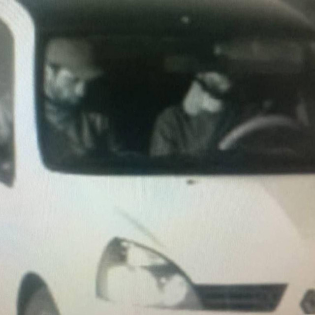 Osumnjičenici u bijelom Renaultu bježe s mjesta napada
