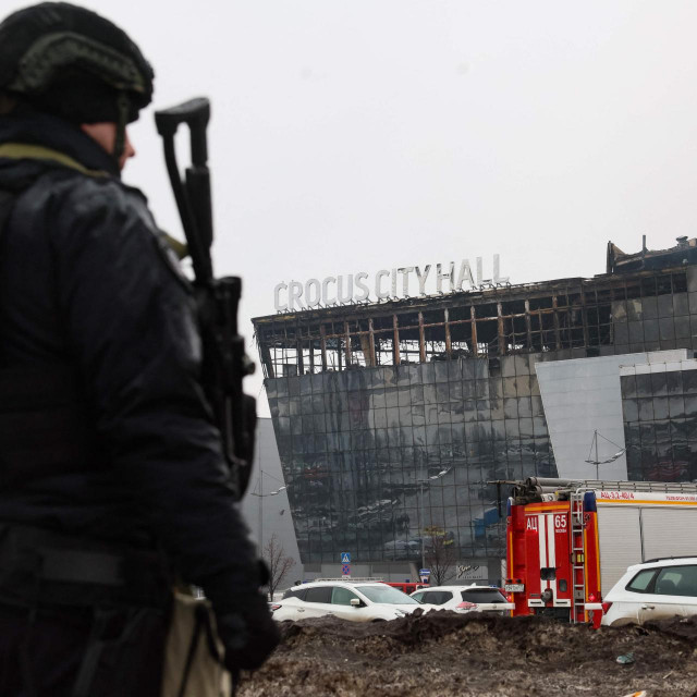 Ruski policajac kraj mjesta masakra