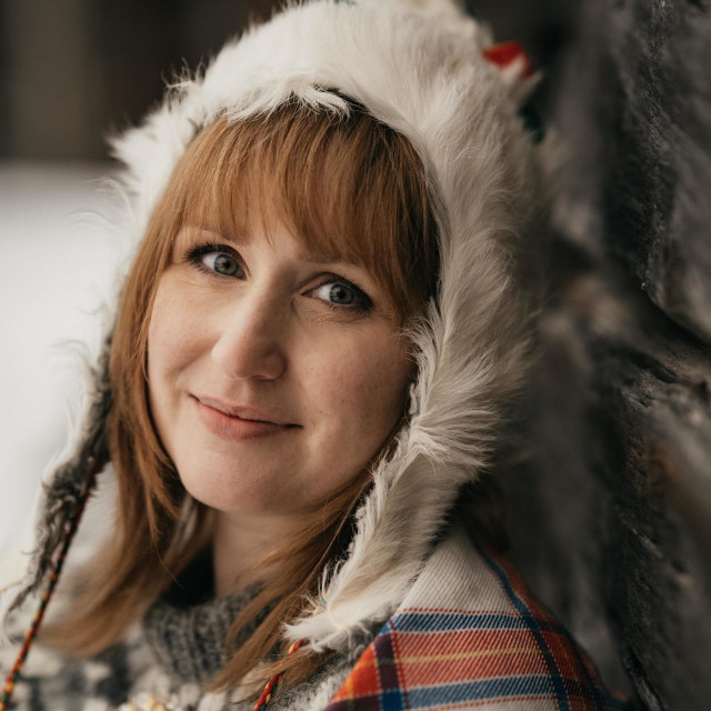 Knjigu ‘Narod što po snijegu sije‘ švedske autorice saamskog podrijetla Tine Harnesk, izdao je nakladnik Hena com