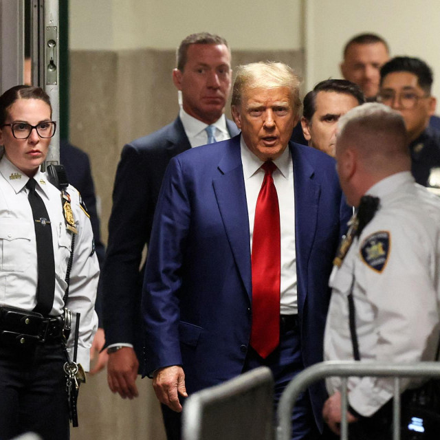 Donald Trump stiže pred sud u Manhattanu na saslušanje u vezi sa porno glumicom Stormy Daniels.

 