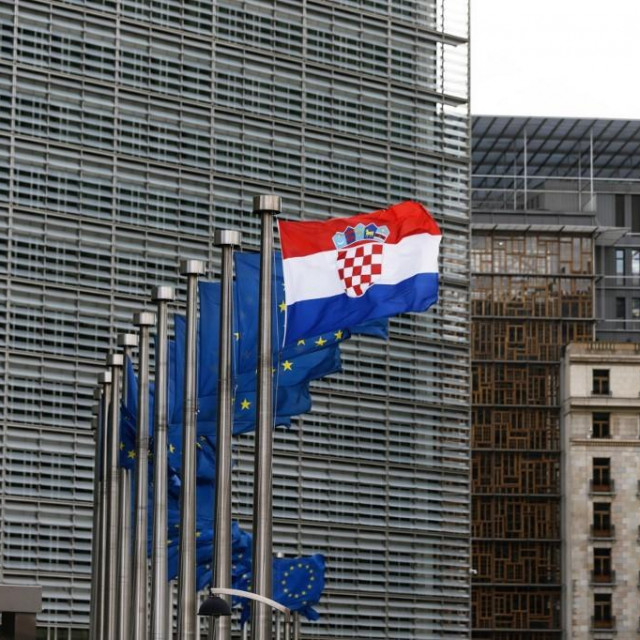 Hrvatska zastava ispred sjedišta Europske unije