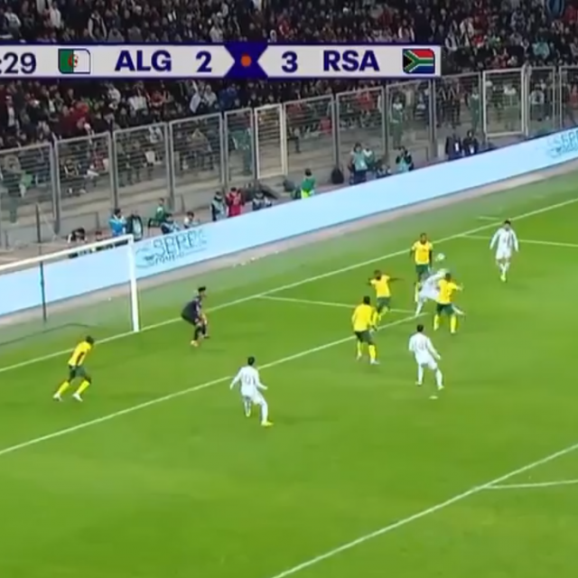 Yassine Benzia pogađa škaricama na utakmici Alžir - Južna Afrika