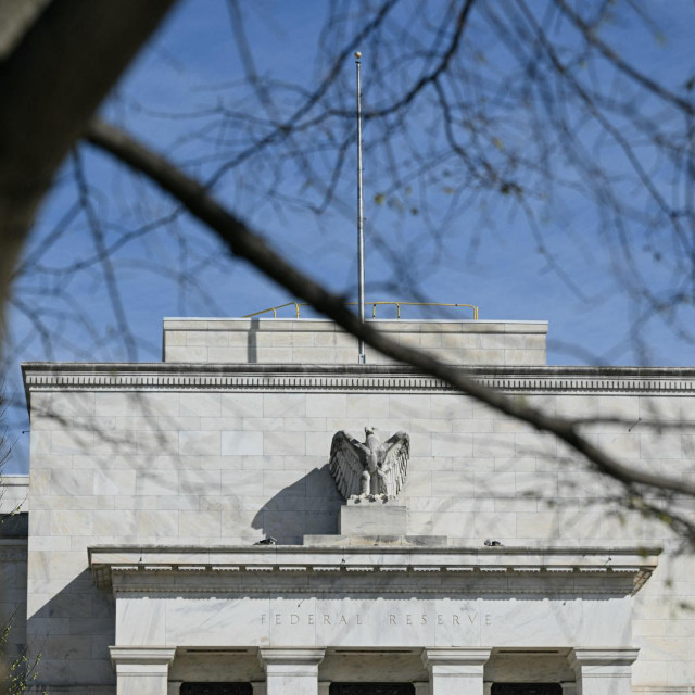 Prema zakonu, Fed dobit uplaćuje u državnu riznicu. Uz kamate na obveznice, njegov su izvor prihoda i usluge koje pruža financijskom sustavu