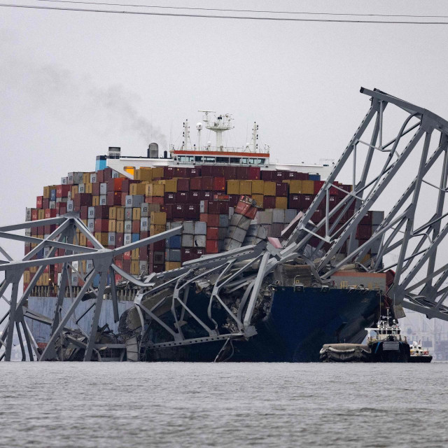 Baltimorski most ‘legao‘ je na brod čija je posada bila nemoćna, samo je gledala kako udaraju u nosivi stup

 