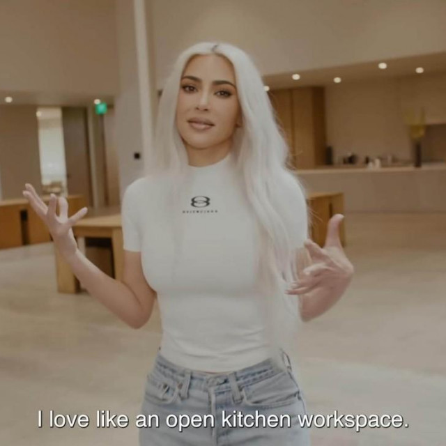 Isječak videa u kojem Kim Kardashian pokazuje svoje urede