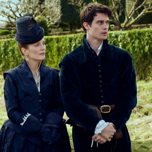 Julianne Moore i Nicholas Galitzine kao majka i sin Villiers u seriji

”Mary & George”