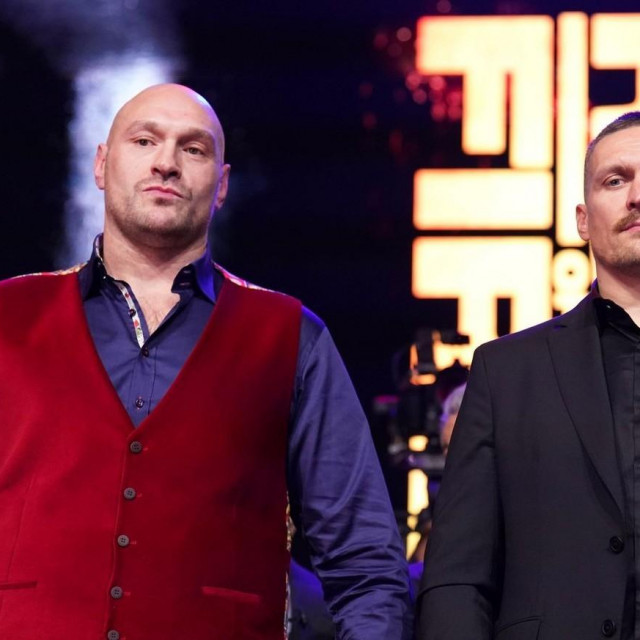 Tyson Fury (lijevo) i Oleksandr Usyk (desno)