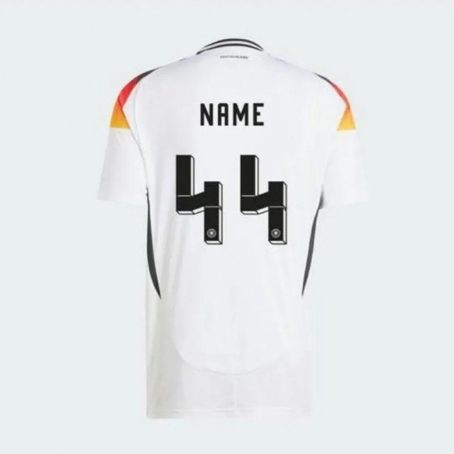 Dres njemačke nogometne reprezentacije s brojem 44, koji podsjeća na logo SS-a, donedavno se mogao