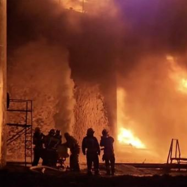 Naftno postrojenje u plamenu nakon napada ukrajinskih dronova