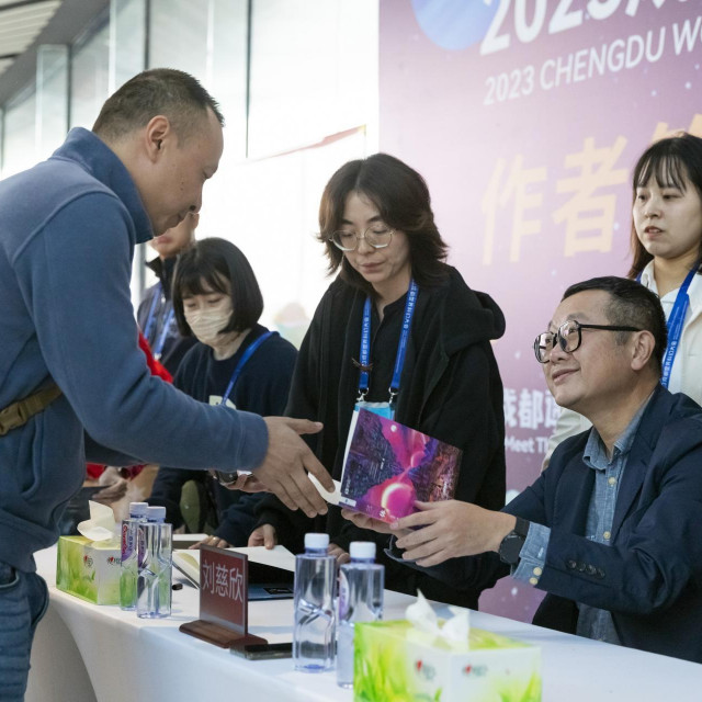 Liu Cixin potpisuje svoje romane obožavateljima na ZF konvenciji krajem prošle godine