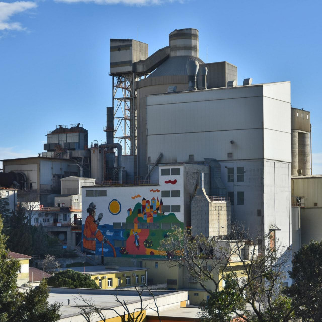 Tvornica cementa Koromacno kod mjesta Rasa na istočnoj obali Istre