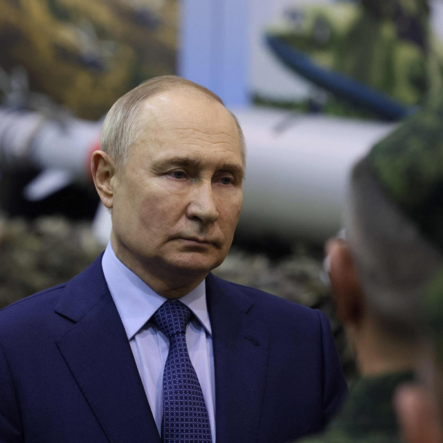 Putin u posjetu vojnom poligonu
