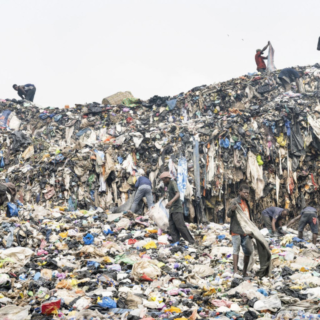 Brdo odbačene odjeće u Gani