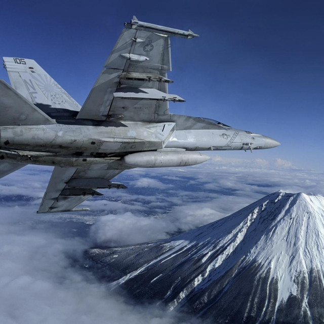 F/A-18F Super Hornet Američke mornarice iznad Mt Fujija