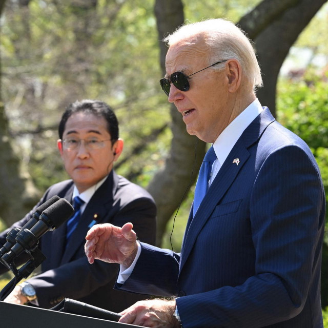 Japanski premijer Fumio Kishida (lijevo) i američki predsjednik Joe Biden (desno) tijekom press konferencije u Bijeloj kući

 