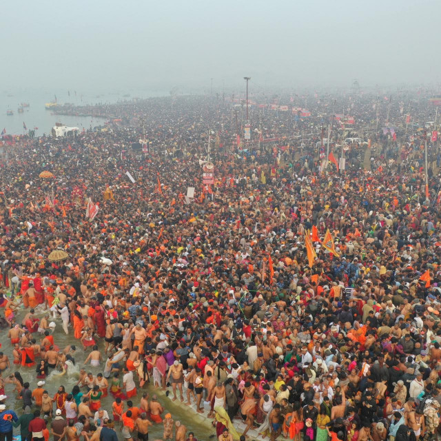 Tisuće Indijaca na obali Gangesa (2019.)