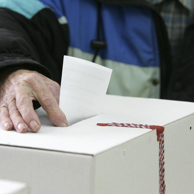 Građani ubacuju glasačke listiće u glasačku kutiju, ilustracija
