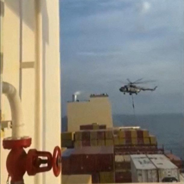 Helikopter s komandosima se spušta na MSC Aries