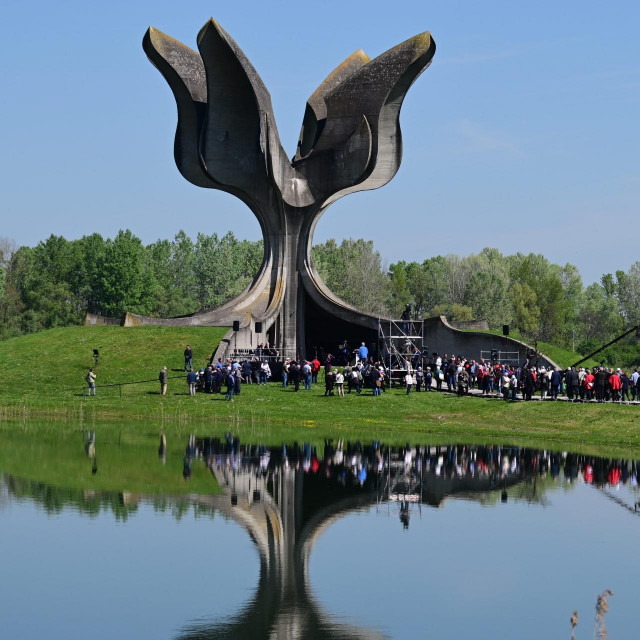 Spomenik Cvijet u Jasenovcu