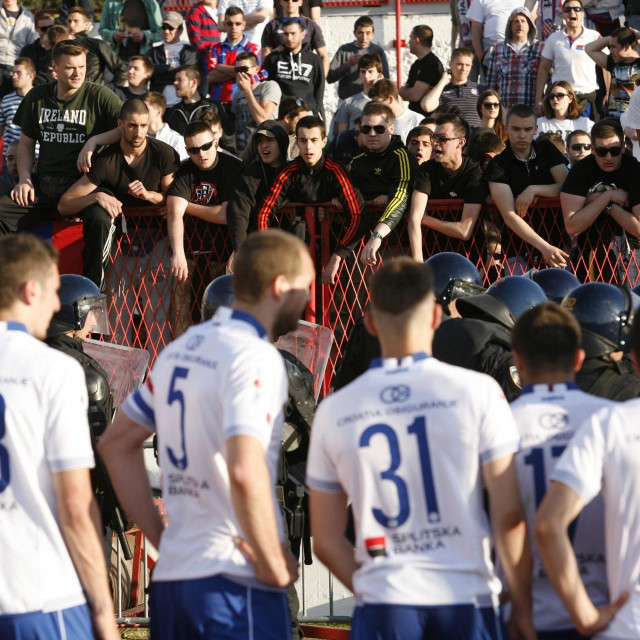 Na kraju utakmice u kojoj je RNK Split izbacio Hajduk u polufinalu Hrvatskog kupa navijači su vrijeđali igrače Hajduka. Intervenirala je policija i privela izgrednike


 
