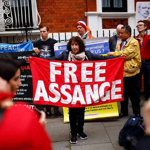 Pristaše Juliana Assangea