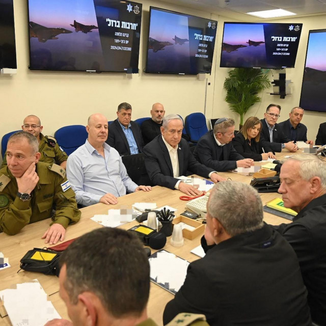 Sastanak izraelskog vojnog kabineta u kojem glavnu riječ imaju Netanyahu, Gallant i Gantz, ostali promatraju 