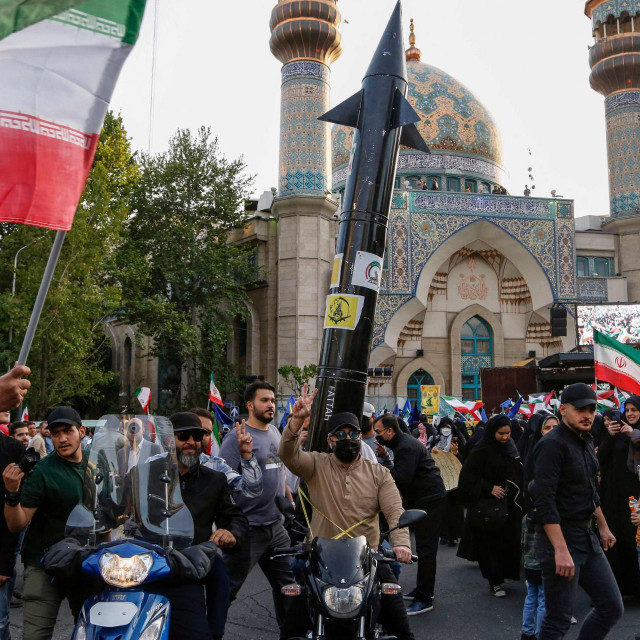 Slavlje u Teheranu nakon napada na Izrael
