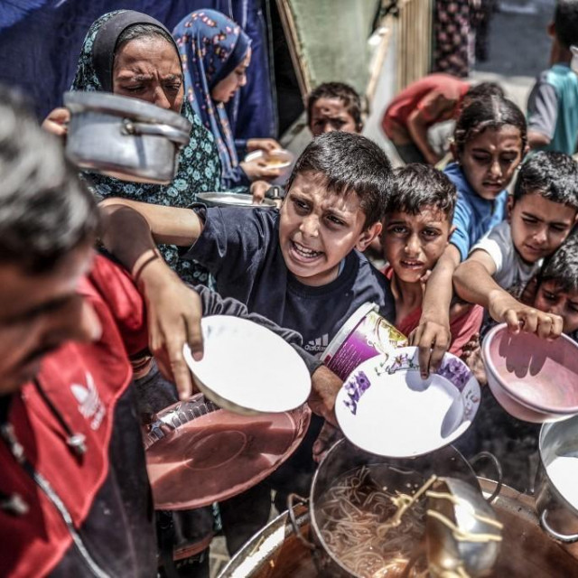 Izgladnjela djeca u Gazi čekaju isporuku hrane
