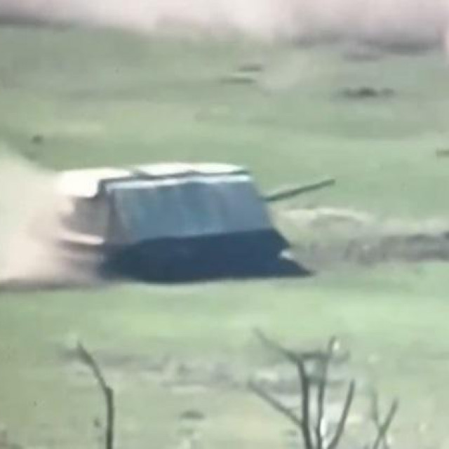 Ruski ‘tenk-kornjača‘ na ukrajinskom bojištu